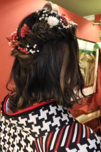 卒業式袴レンタルをご利用くださったお客様のヘアセットお写真。ハーフアップにドライフラワーをちりばめ、かわいく仕上げました。